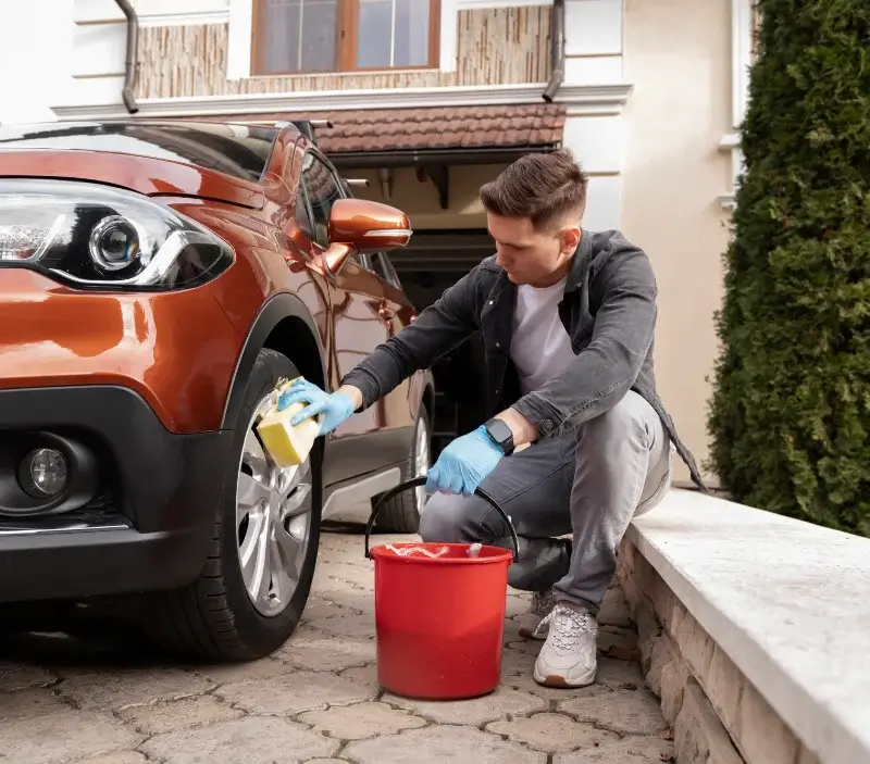 Lavage auto à domicile Saint-Avit-Sénieur : professionnel intervenant sur un véhicule